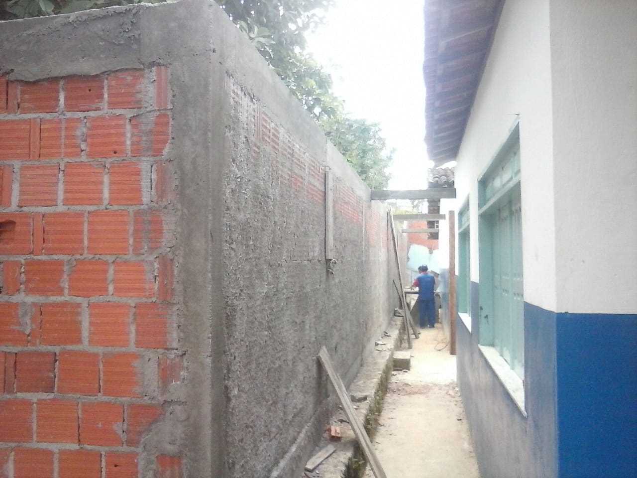 A Secretaria de Educação iniciou a construção do muro do terreno lateral na Creche Gracinha Loureiro